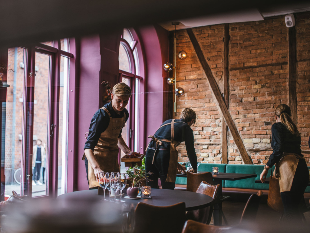 Basso ligger i Skolegade overfor Aarhus Teater