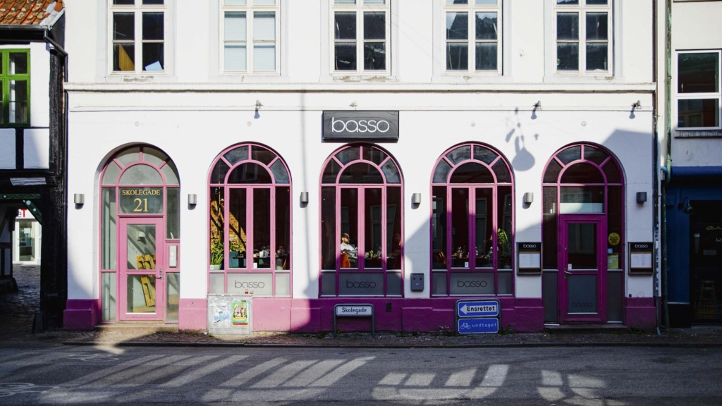 Basso i Skolegade i Aarhus C set overfra Aarhus Teater af.