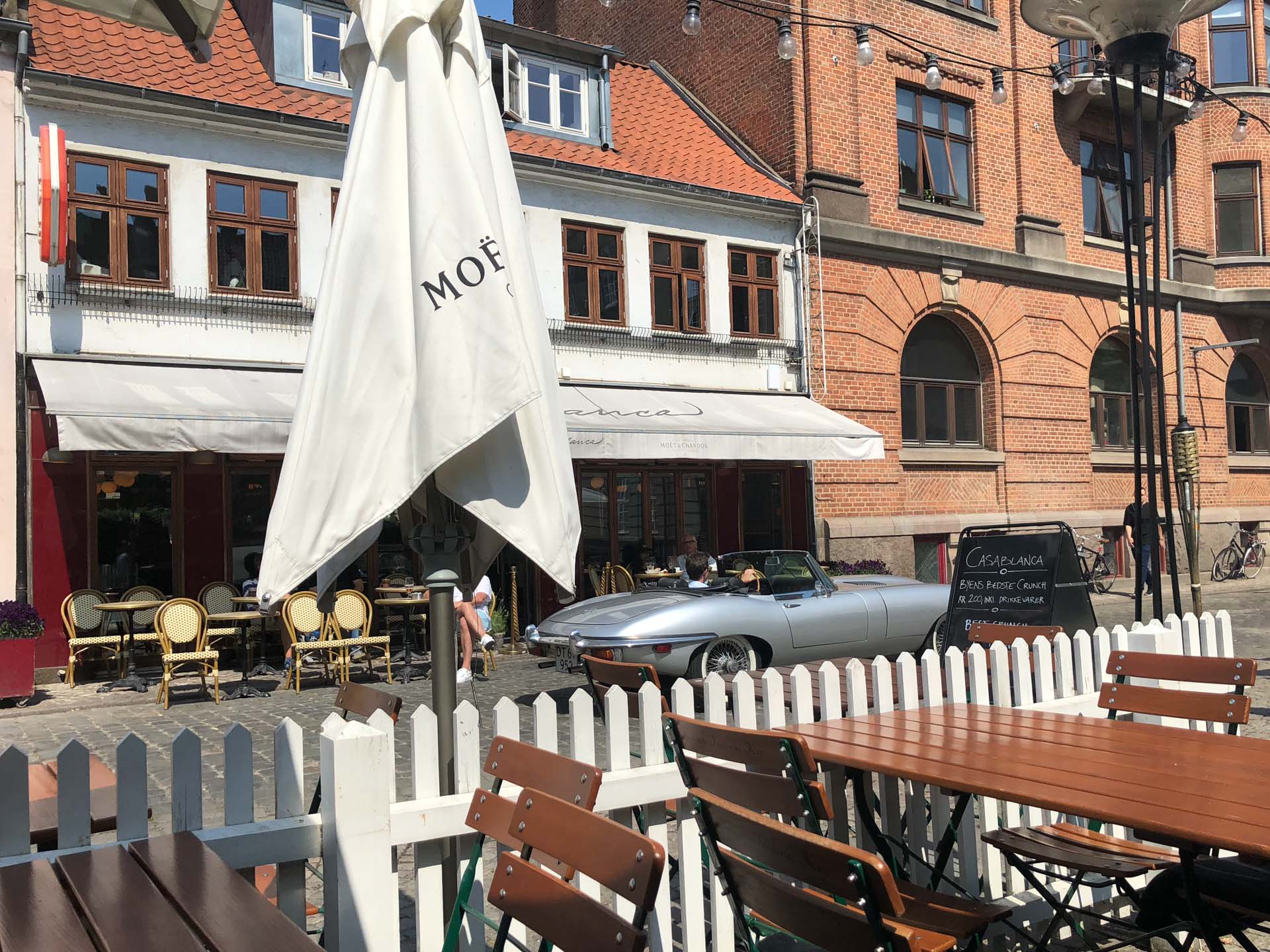 Historisk sportsvogn foran Casablanca