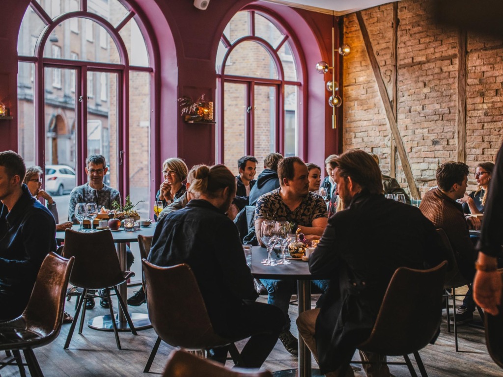 Restaurant Basso ligger i Skolegade i hjertet af Aarhus C, kun f&aring; minutters gang fra Aarhus Teater, &Aring;boulevarden, Domkirken og Str&oslash;get.
