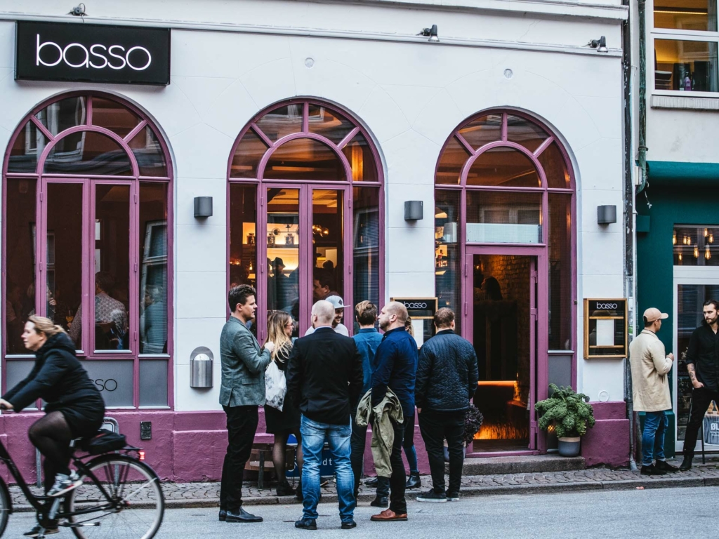 G&aelig;ster ude foran Basso i Skolegade i Aarhus C