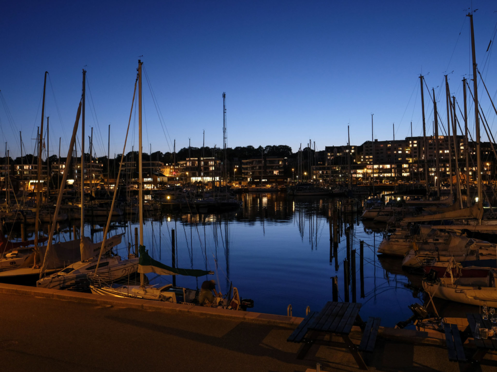 Udsigten ved midnat en sommeraften p&aring; den gamle lystb&aring;dehavn i Aarhus