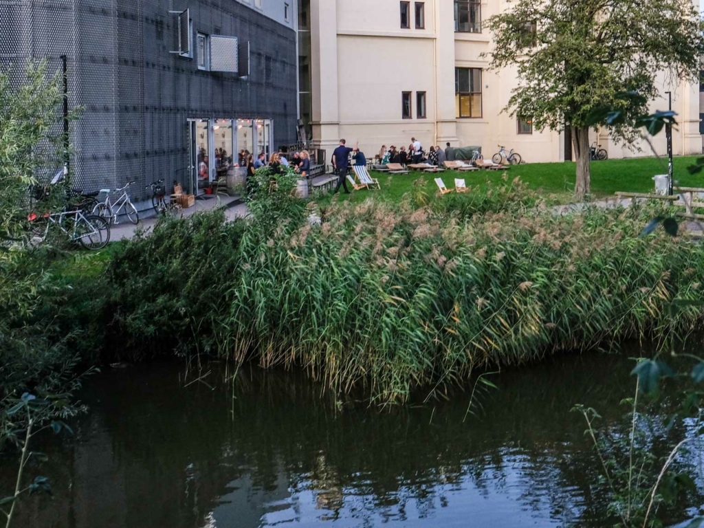 Pica Pica ved &aring;en i Aarhus