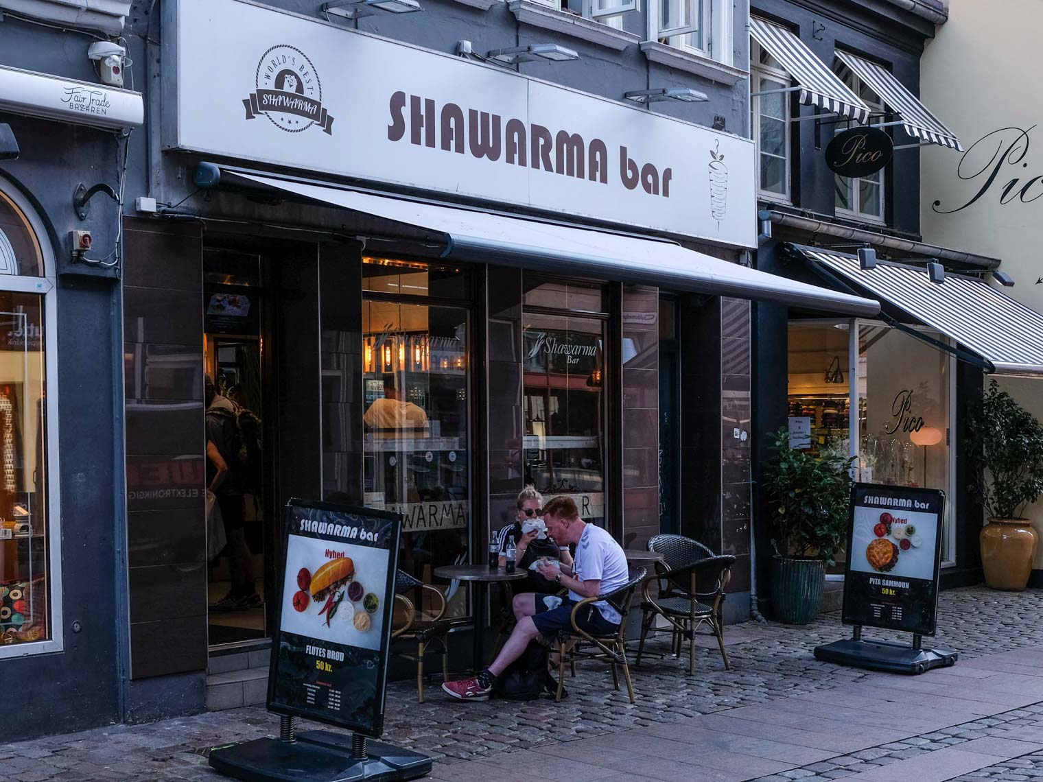 Man kan sidde udenfor og spise sin mad hos Shawarma Bar 