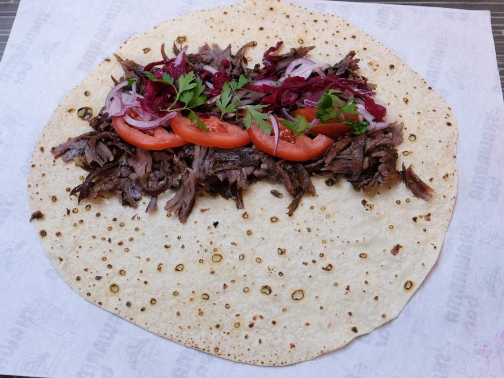 De kan der kram hos Shawarma Bar&nbsp;i Guldsmedgade. Her laver de en rulle hvor alt er friskt.