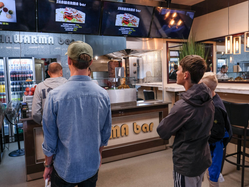 K&oslash; til maden hos Shawarma Bar&nbsp;