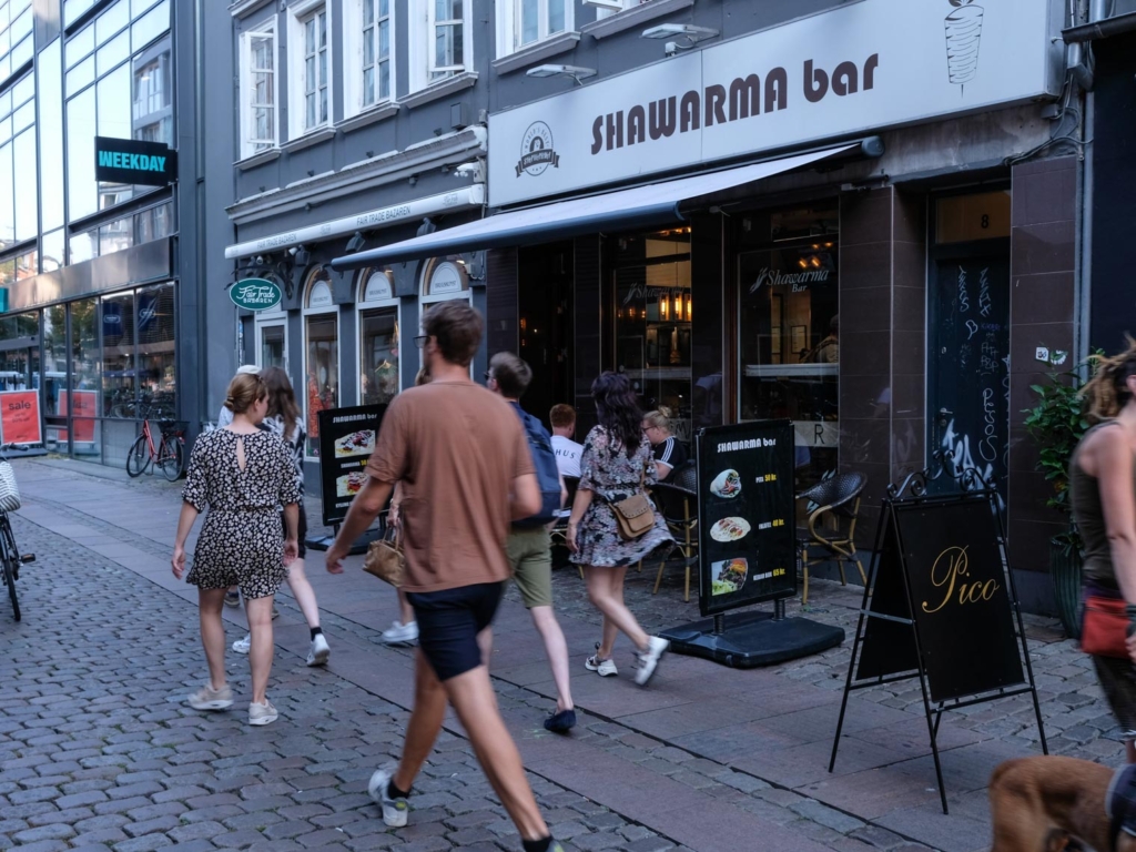 Der er altid p&aelig;nt med mennesker i Guldsmedgade foran Shawarma Bar&nbsp;