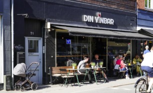 Din Vinbar i Jægergårdsgade set udefra gaden