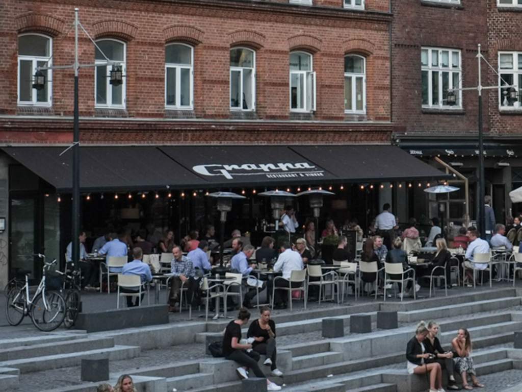 Grappa - Restaurant & Vinbar ligger ved &aring;en i Aarhus.