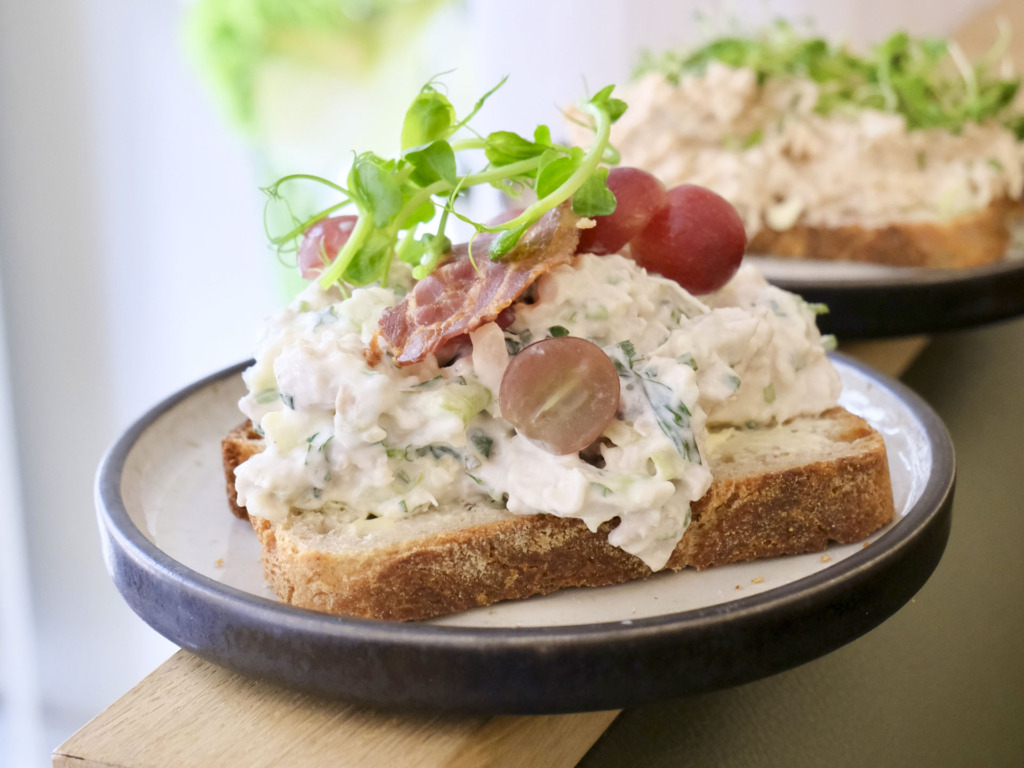 Caf&eacute; Sidewalk ved åen