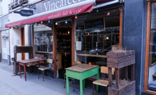 Vincaféen i Borggade set udefra