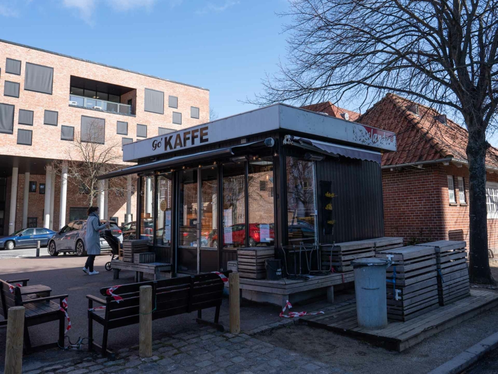 Go' Kaffe p&aring; Ingerslevs Boulevard set udefra gaden