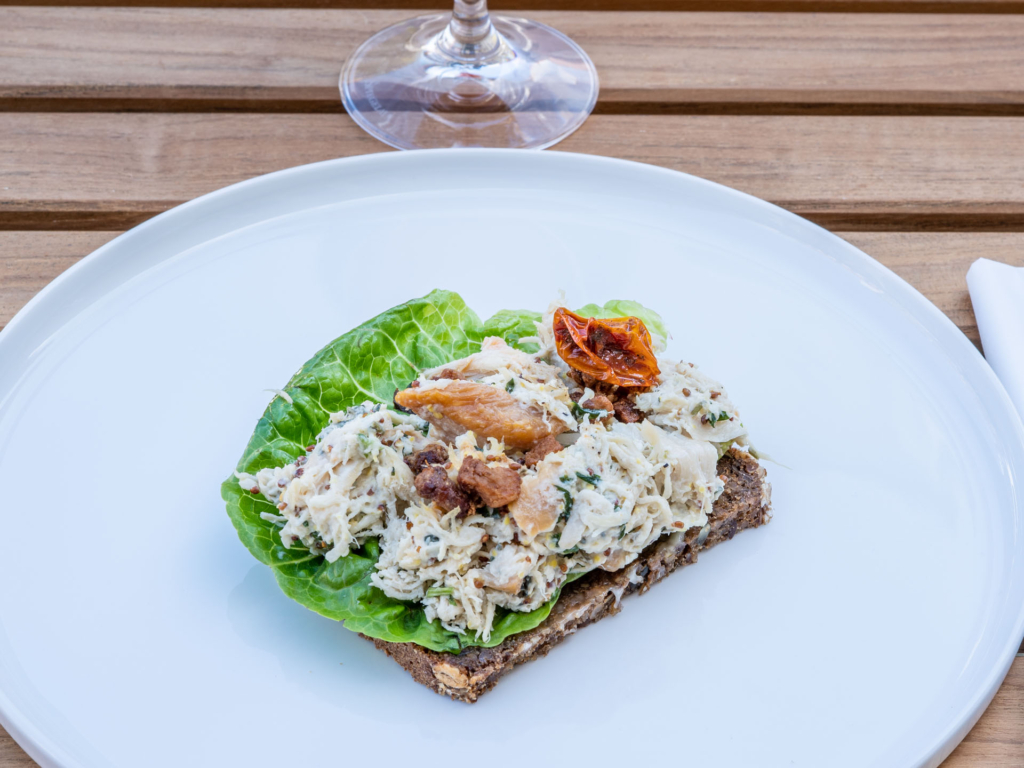 En stykke med h&oslash;nsesalat fra Mor Anna - &copy;Spiseguiden Aarhus