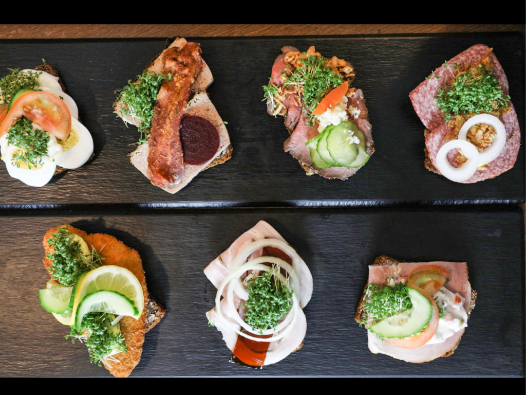 Lidt uspecificeret sm&oslash;rrebr&oslash;d hos Caf&eacute; Smagl&oslash;s p&aring; Klostertorvet