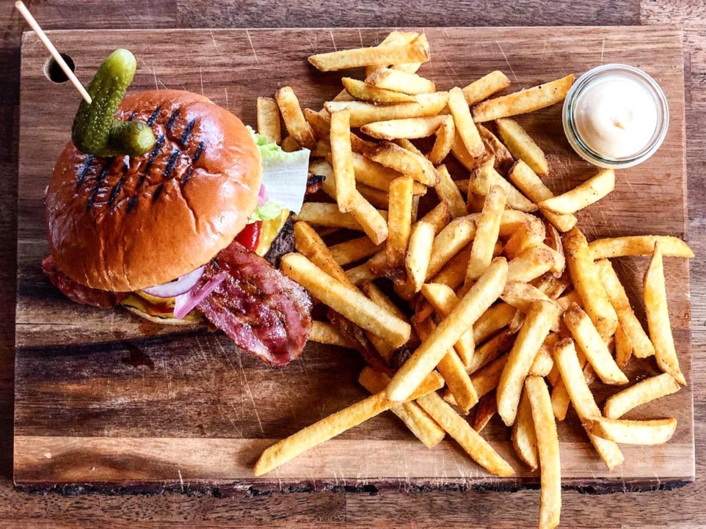 Caf&eacute;burgeren hos Caf&eacute; Smagl&oslash;s p&aring; Klostertorvet i Aarhus - Spiseguiden Aarhus