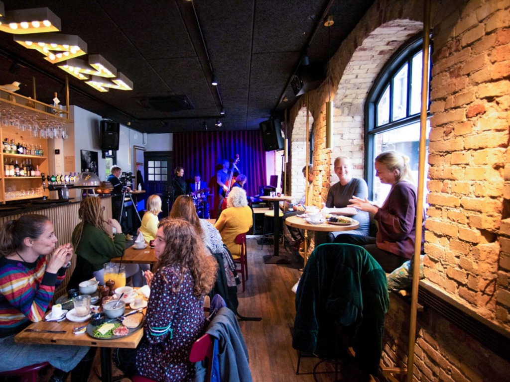 Brunch og livemusik hos Cafe St&oslash;j