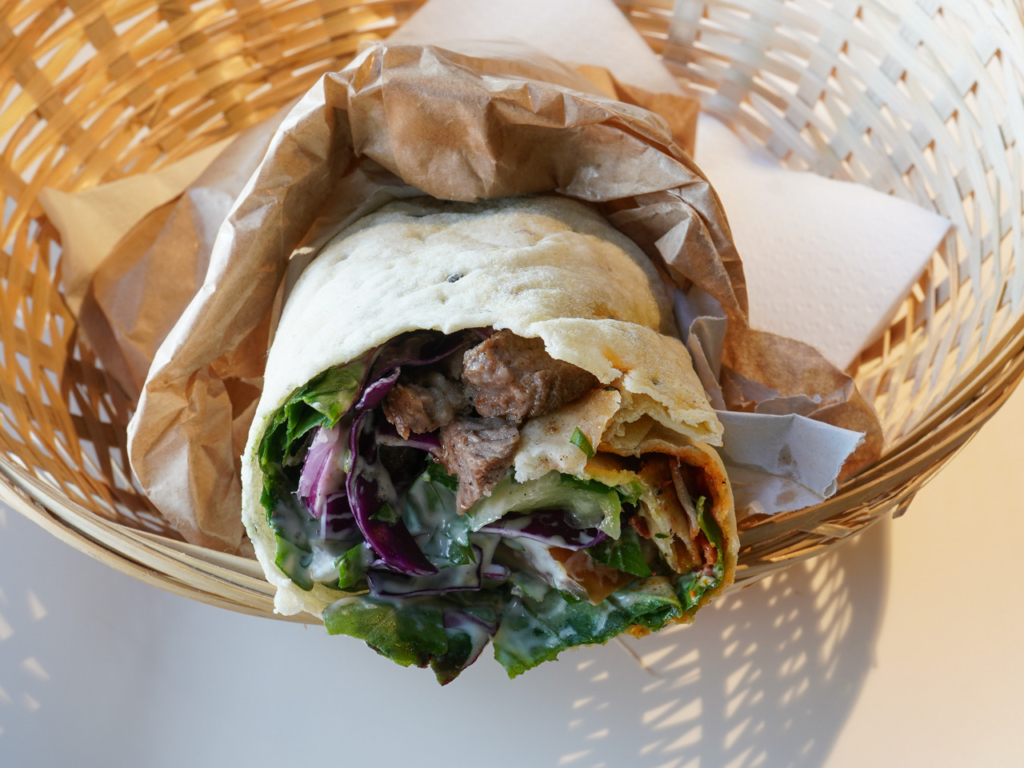 En rulle med lammek&oslash;d og frisk salat hos Falafel King - Spiseguiden Aarhus