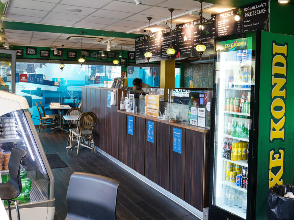 Indretningen og drikkeskabet hos Falafel King i Aarhus