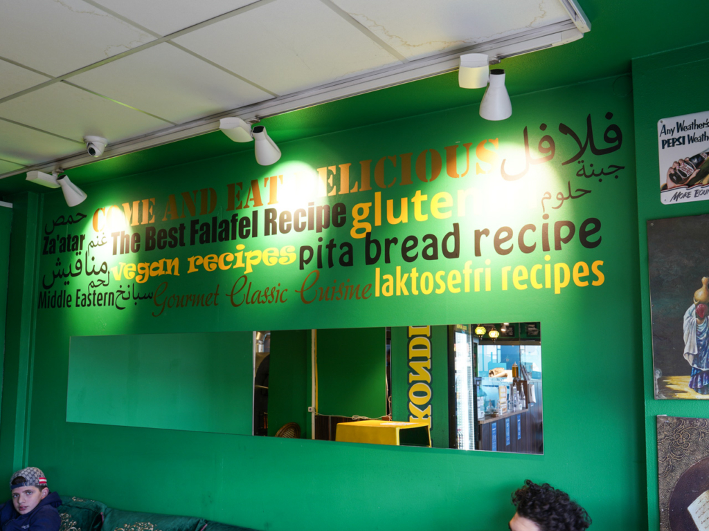 Inderetningen hos Falafel King ved Rutebilstationen i Aarhus - Spiseguiden Aarhus