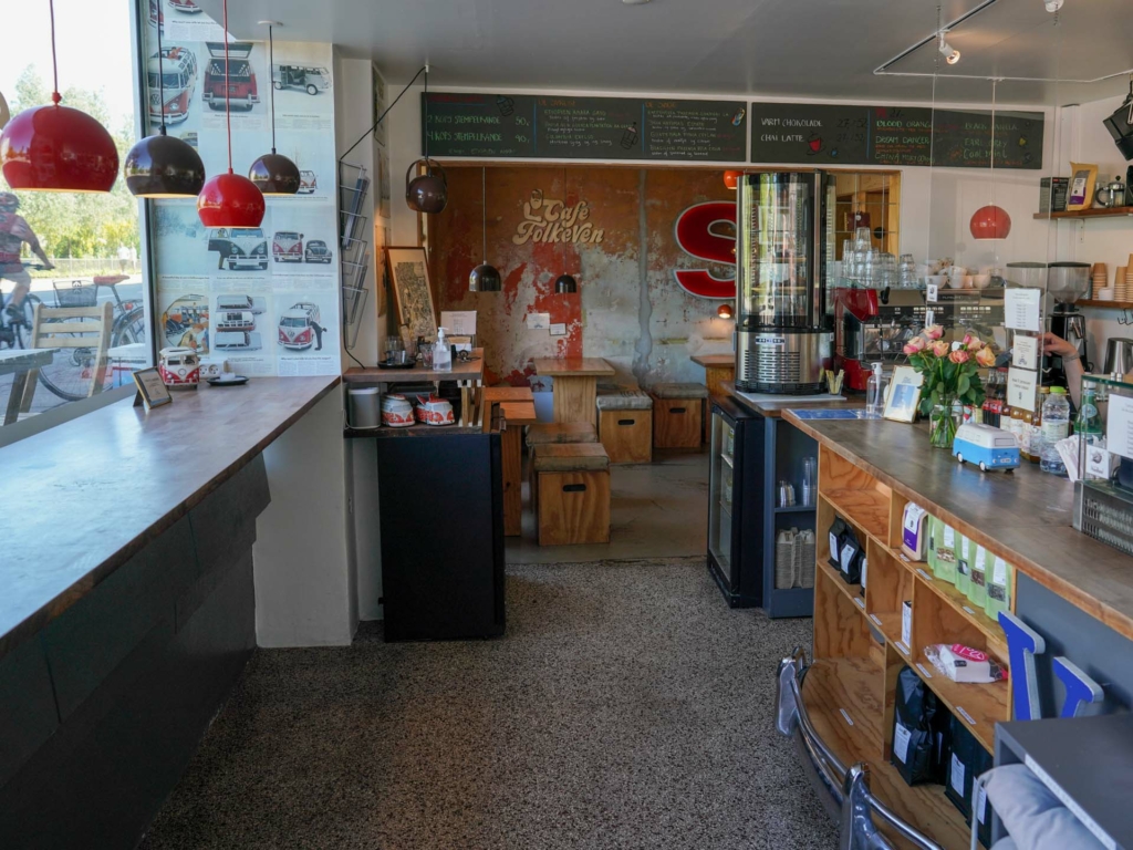 Indretningen hos Caf&eacute; FolkeVen