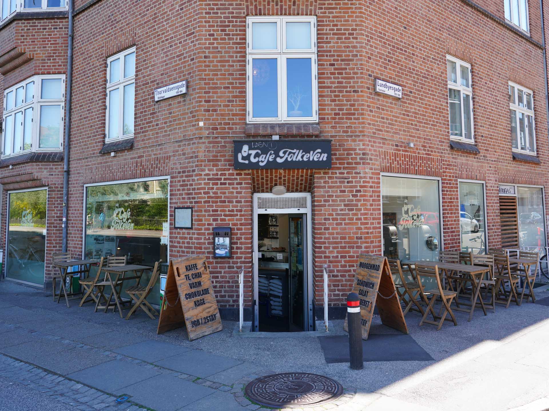 Café FolkeVen set fra vejen