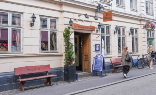 Die kleine Bierstube i Aarhus - set udefra gaden