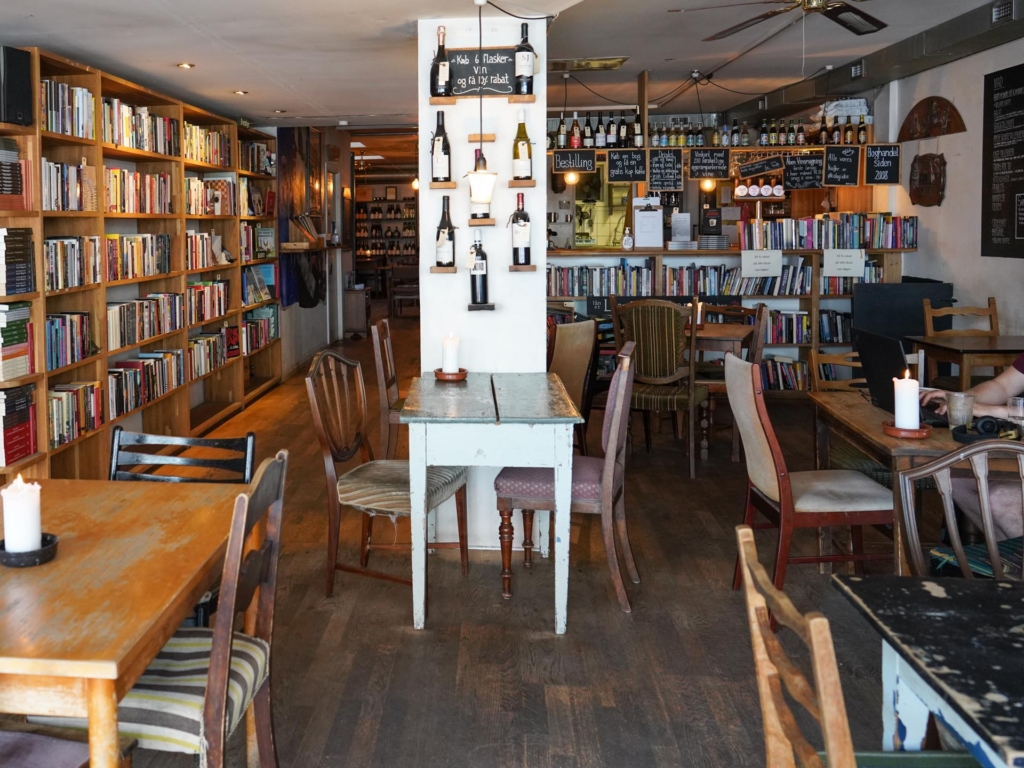 Der er masse af b&oslash;ger hos L&oslash;ve's Bog- og Vincaf&eacute; i N&oslash;rregade.