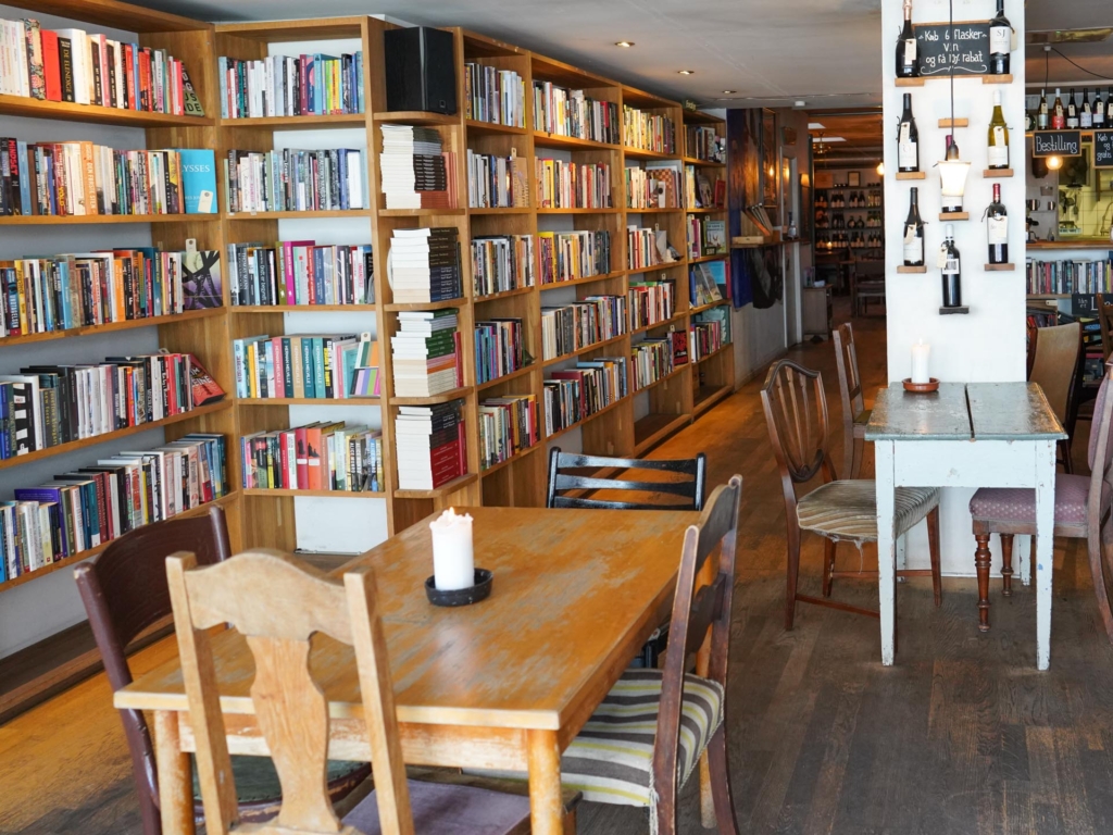 Indretningen hos L&oslash;ve's Bog- og Vincaf&eacute;