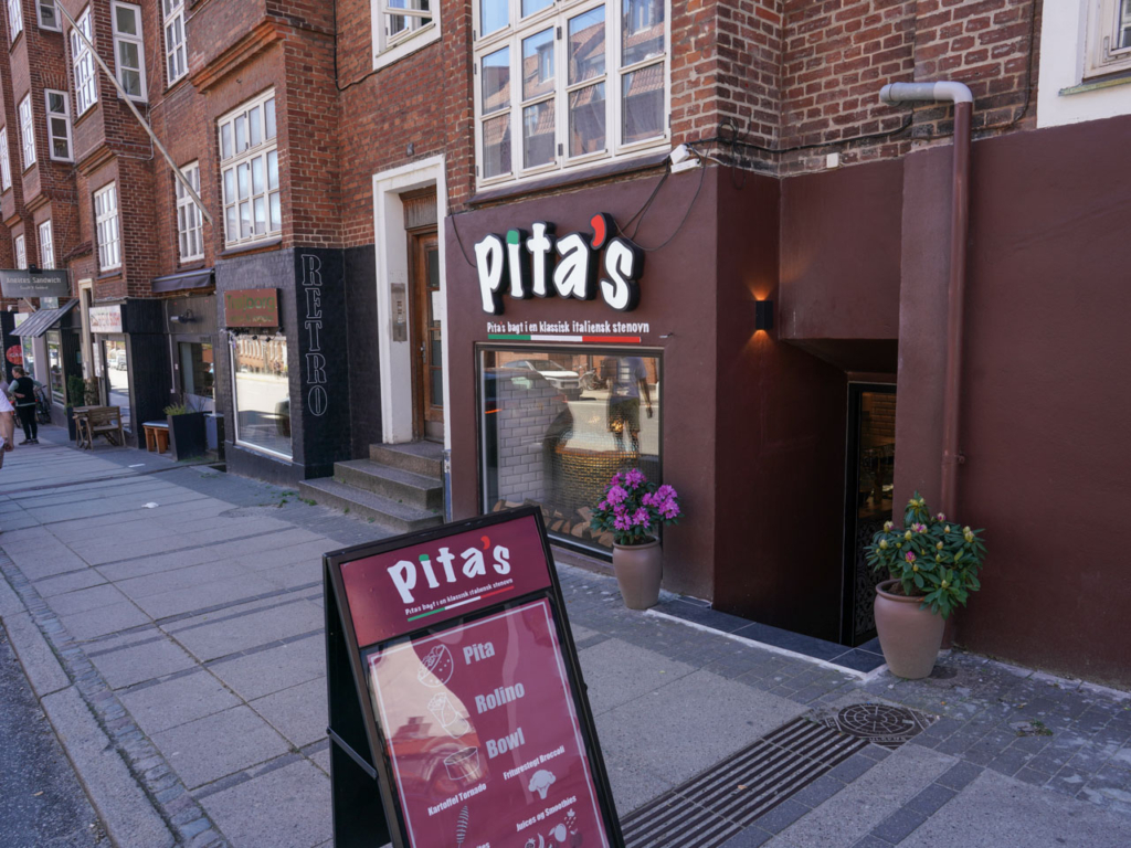 Pita's p&aring; Tr&oslash;jborg set udefra gaden