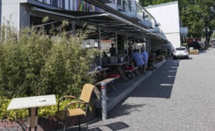 Man kan fint sidde ude og spise sin mad hos Albert - Cafe & Sandwichbar