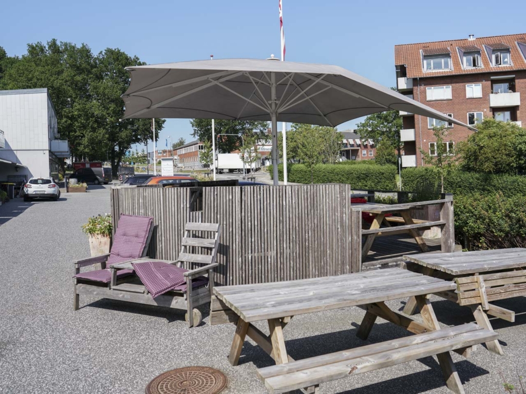 Borde og b&aelig;nke udefor hos Albert - Cafe & Sandwichbar