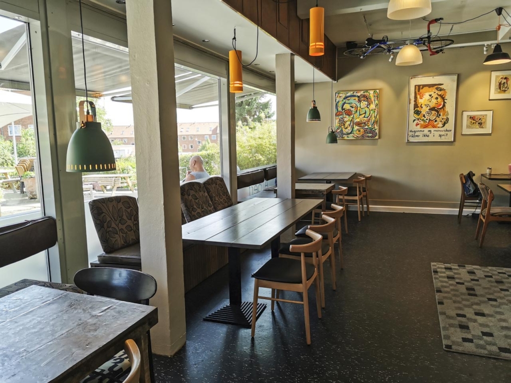 Albert - Cafe & Sandwichbar har gode siddepladser og der er luft mellem bordene