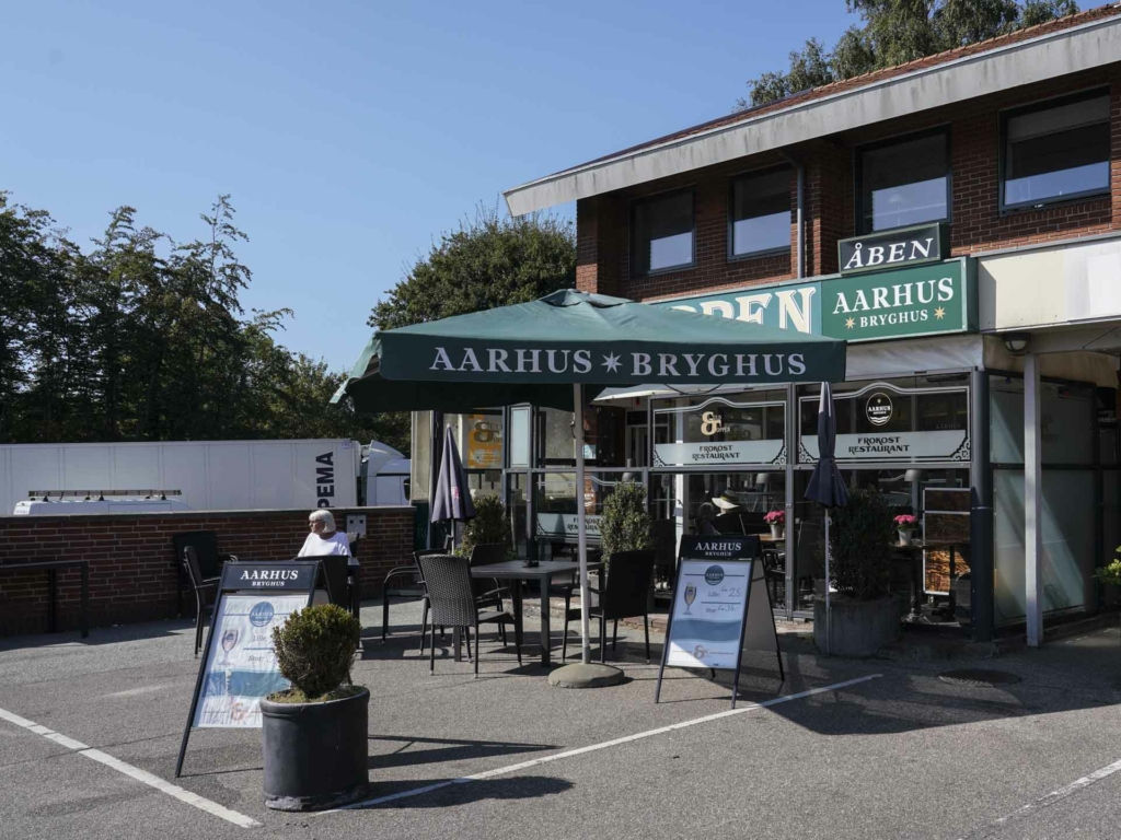 Guldtoppen i &Aring;byh&oslash;j set udefra