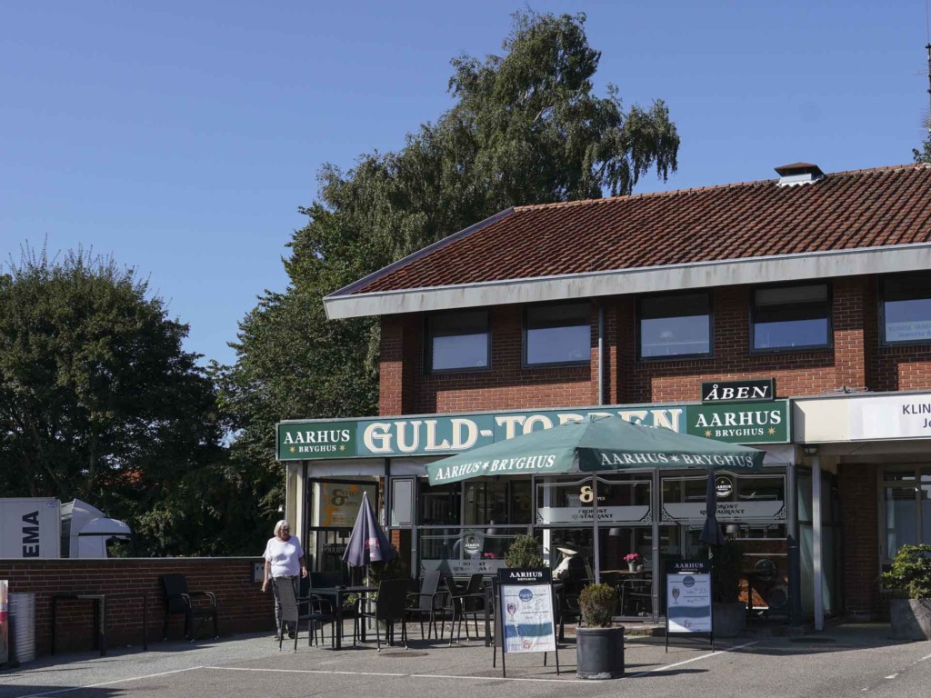 Guldtoppen set udefra pladsen foran Kvickly i &Aring;byh&oslash;j