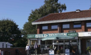 Guldtoppen set udefra pladsen foran Kvickly i Åbyhøj