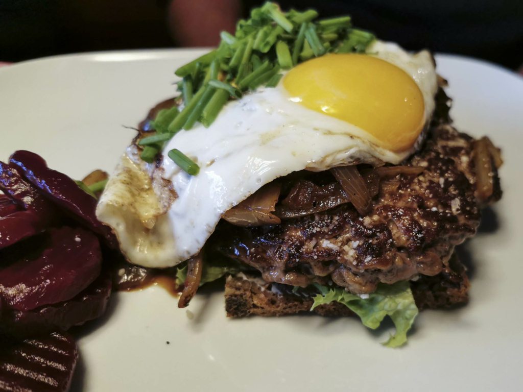 En dansk b&oslash;f med spejl&aelig;g p&aring; rugbr&oslash;d hos Guldtoppen i &Aring;byh&oslash;j