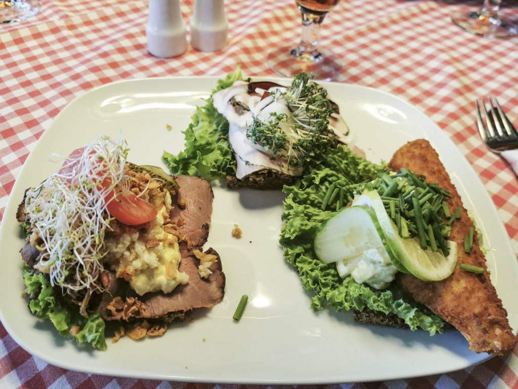 Lidt sm&oslash;rrebr&oslash;d hos Guldtoppen i &Aring;byh&oslash;j
