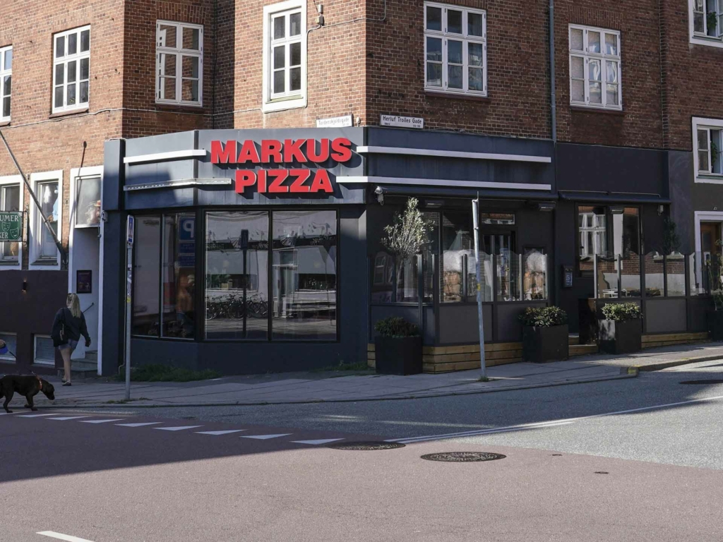 Markus Pizzeria p&aring; Tr&oslash;jborg set udefra