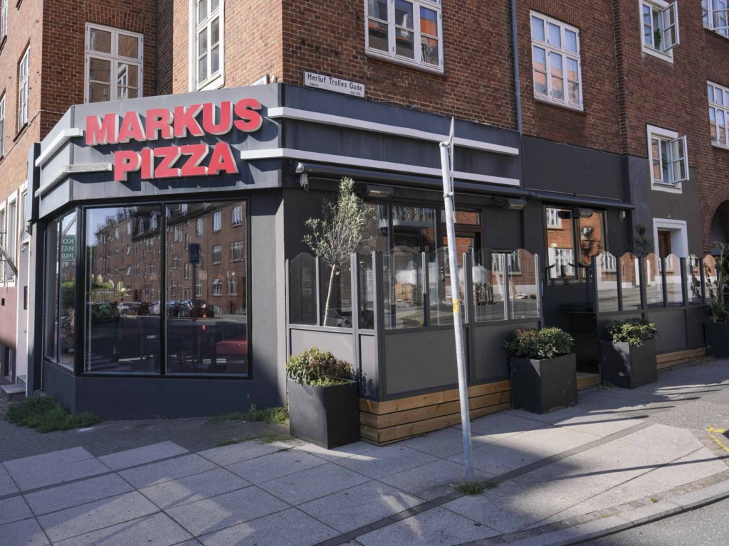 Markus Pizzeria p&aring; Tr&oslash;jborg set udefra gaden