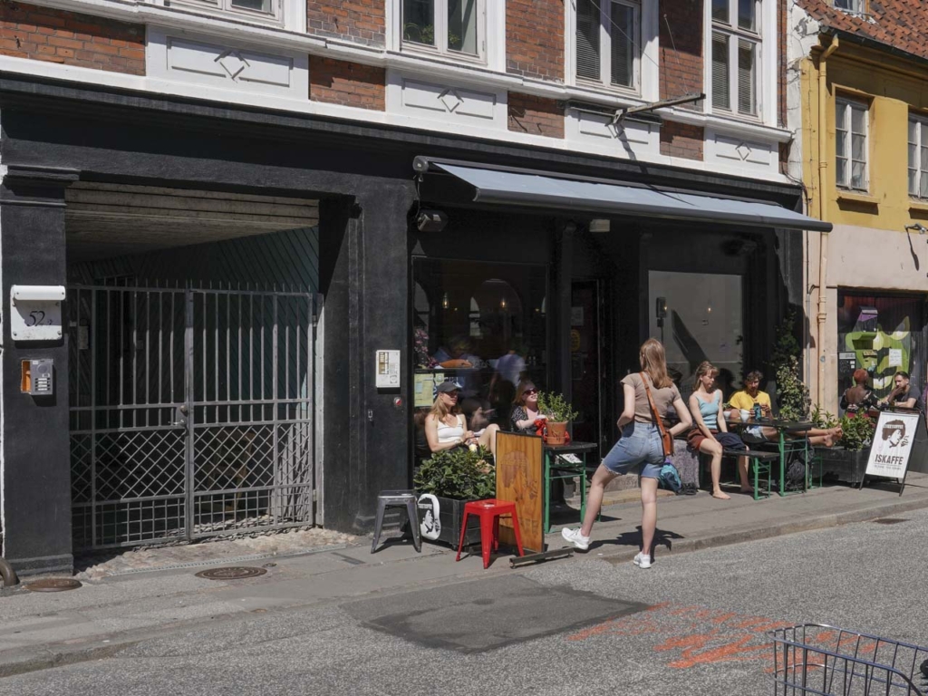 Street Coffee i Vestergade set udefra gaden
