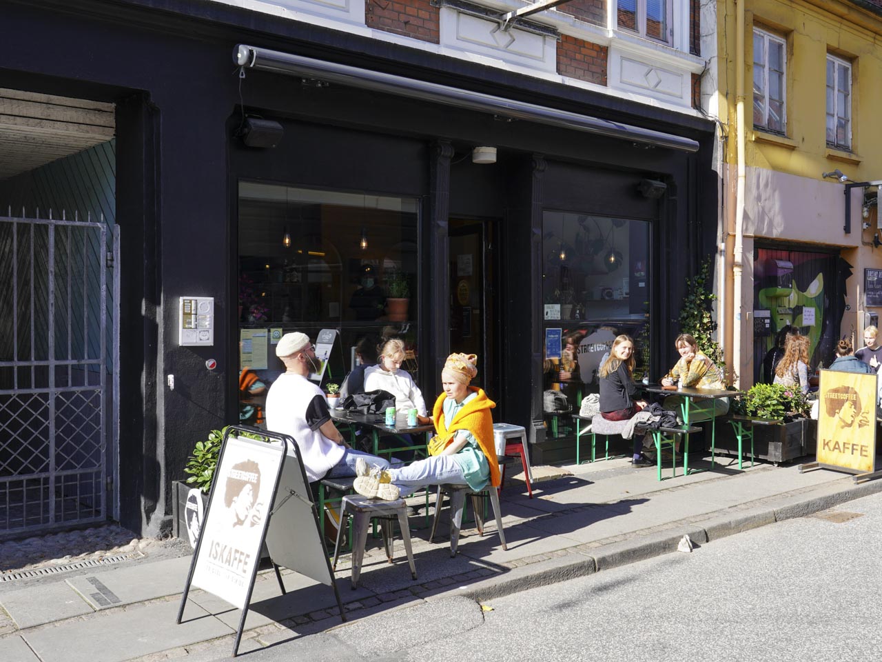 Udeservering og afslapning hos Street Coffee i Vestergade