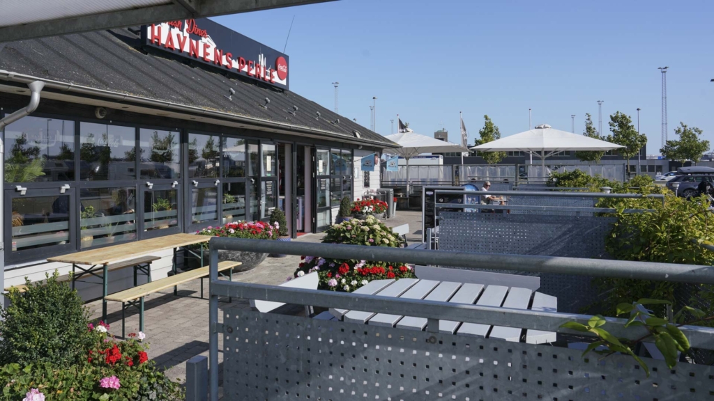 Man sidder godt udenfor hos Havnens Perle i Aarhus