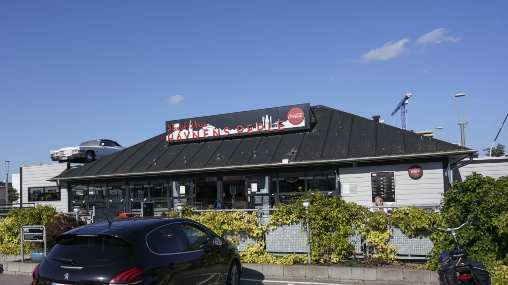 Havnens Perle og den gamle amerikanske bil p&aring; taget