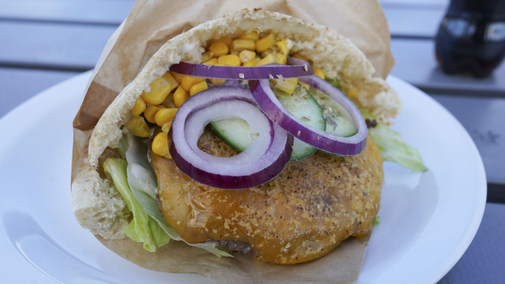 En pita med b&oslash;f og ost hos Havnens Perle i Aarhus