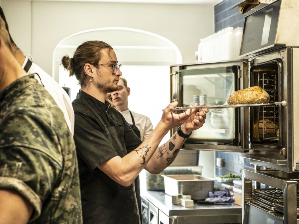 Hjemmebagt br&oslash;d hos The Open Kitchen ved &aring;en