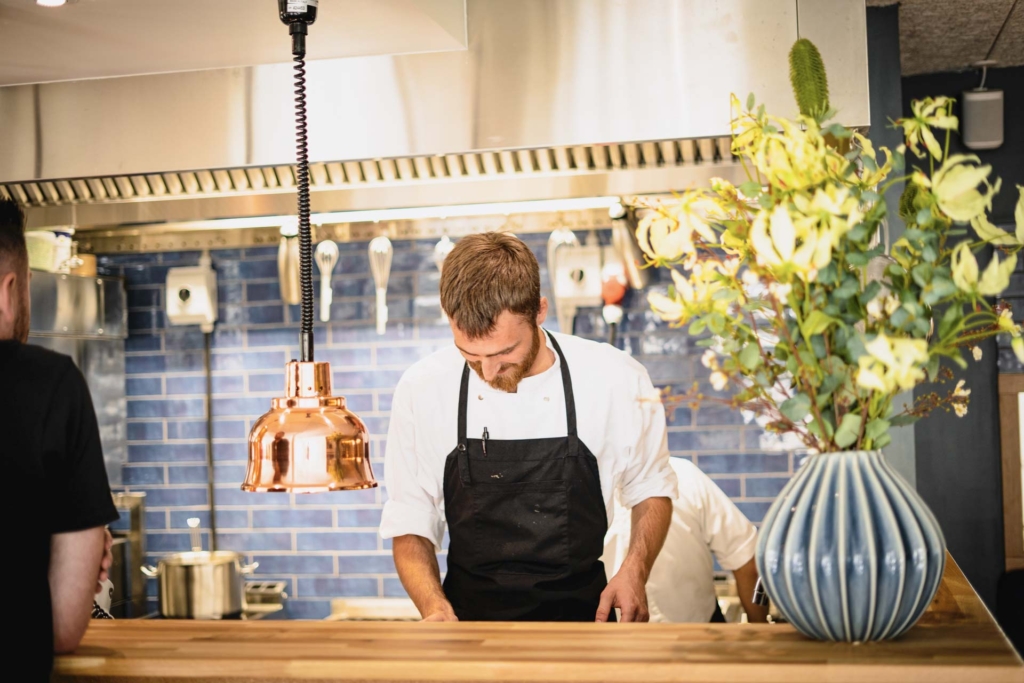 De lille k&oslash;kken fungerer godt hos The Open Kitchen