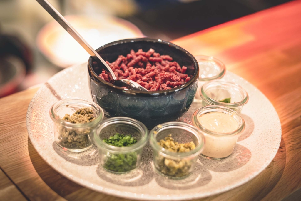 En r&oslash;rt tatar hos The Open Kitchen ved &aring;en i Aarhus