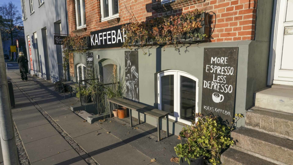 Kj&aelig;rs Kaffebar i &Aring;rhus er lille og hyggelig