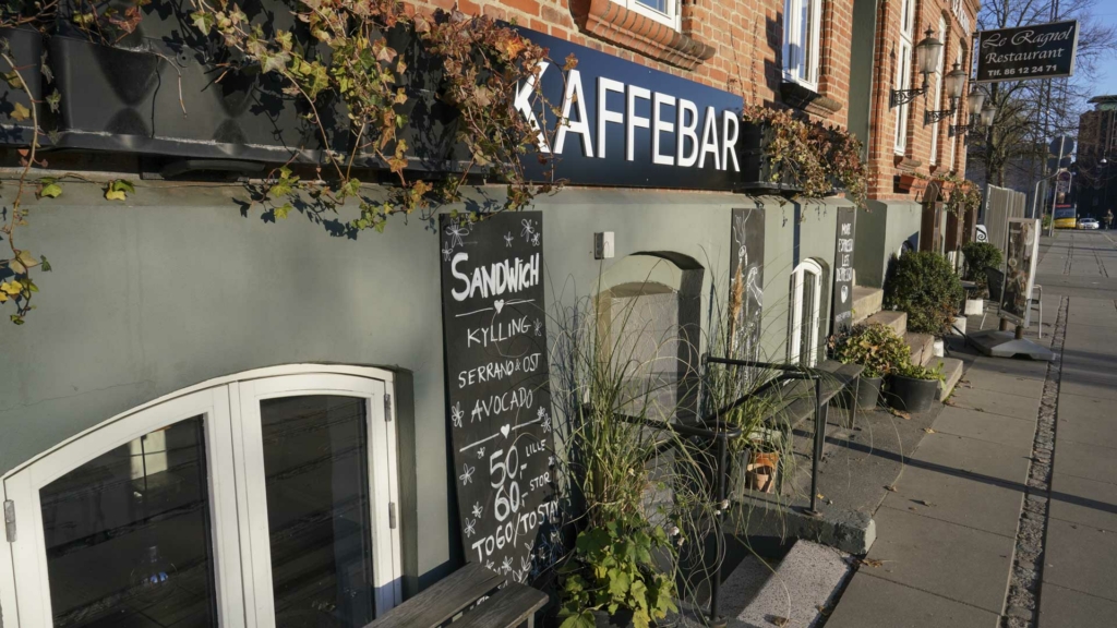 Kj&aelig;rs Kaffebar set udefra