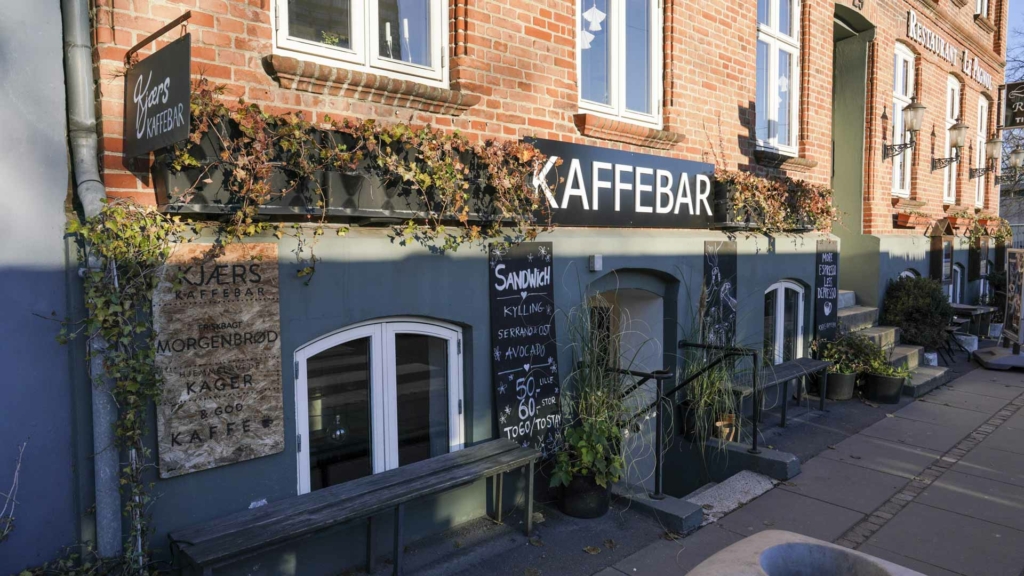 Kj&aelig;rs Kaffebar er en af byens sm&aring; oaser